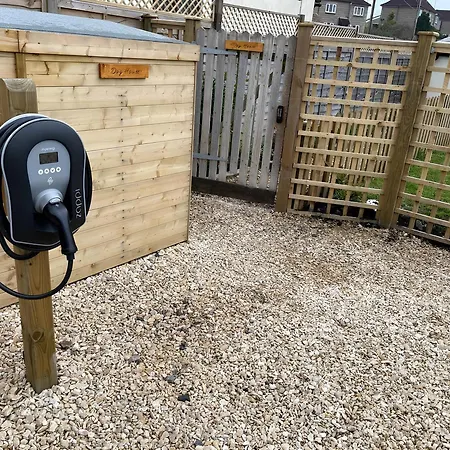 The Dog House, Mere Mere  Extérieur photo